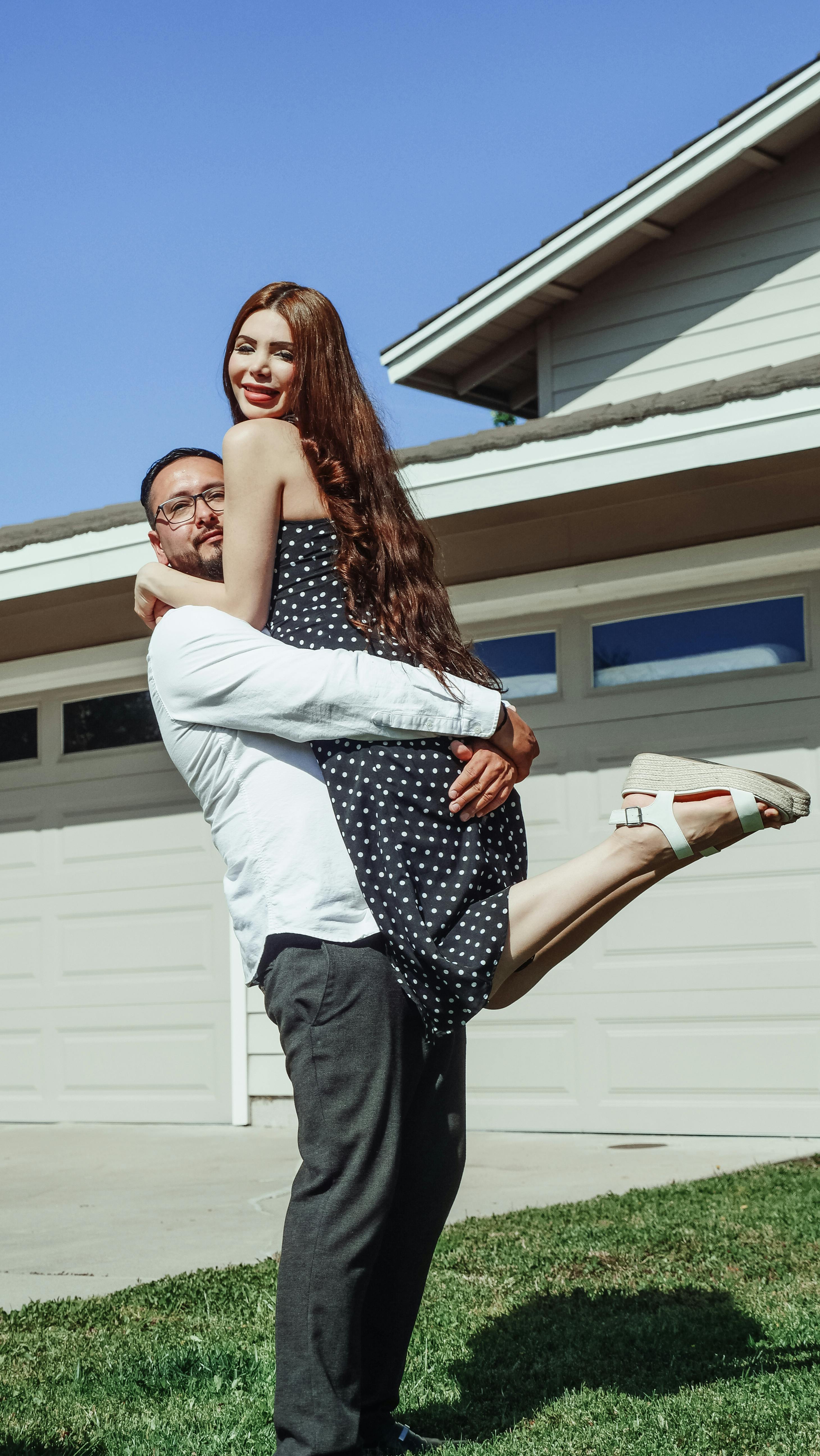 Cuplu care se muta intr-o locuinta noua, imagine pentru credit ipotecar in Bucuresti